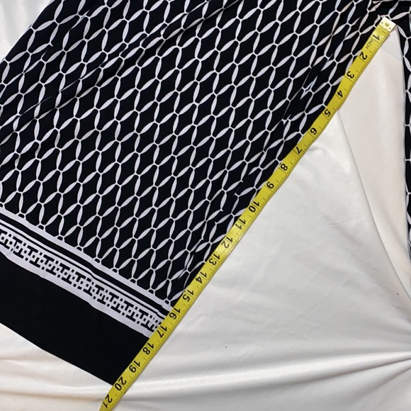 Susan Graver Black and White Geometric Capris - Picture 6 of 8
